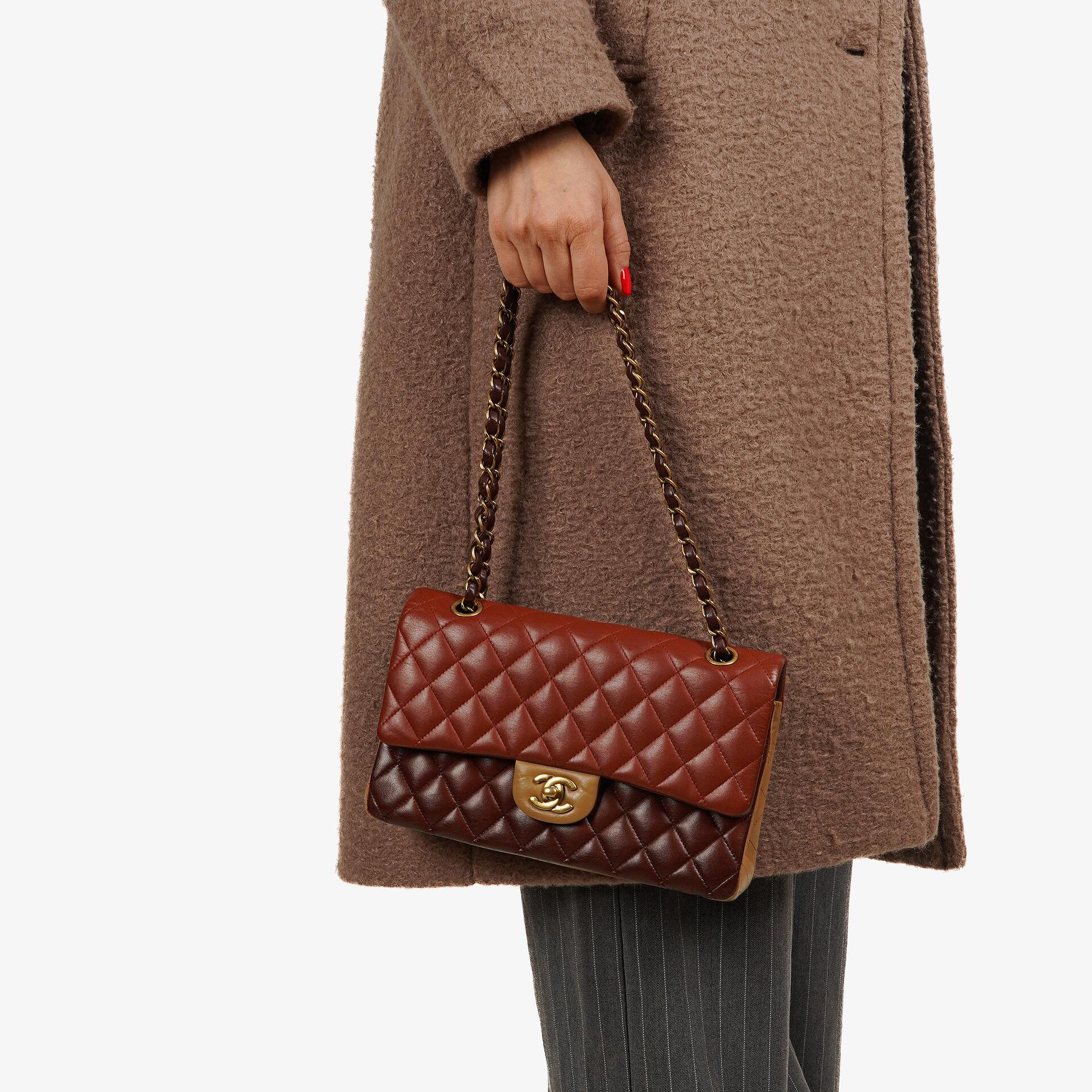 Chanel Mittelgroße Classic Double Flap Tasche aus gestepptem Lammleder in Braun/Mehrfarbig mit antikgoldfarbenen Beschlägen