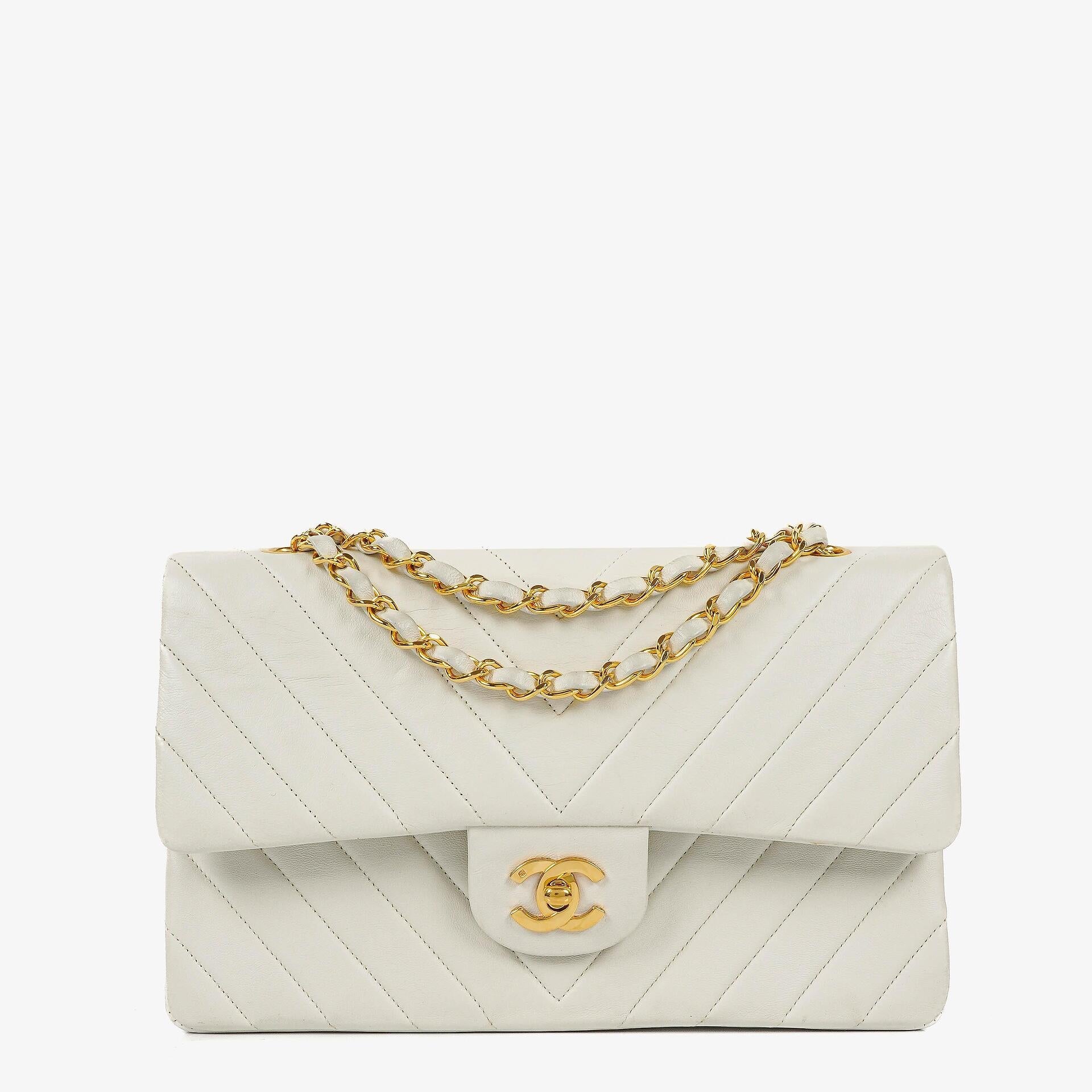 Chanel Mittelgroße Klassische Doppelklappe Tasche Weiß Chevron Gesteppt Lammleder 24K Vergoldete Hardware