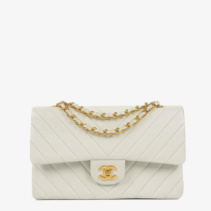 Chanel Mittelgroße Klassische Doppelklappe Tasche Weiß Chevron Gesteppt Lammleder 24K Vergoldete Hardware