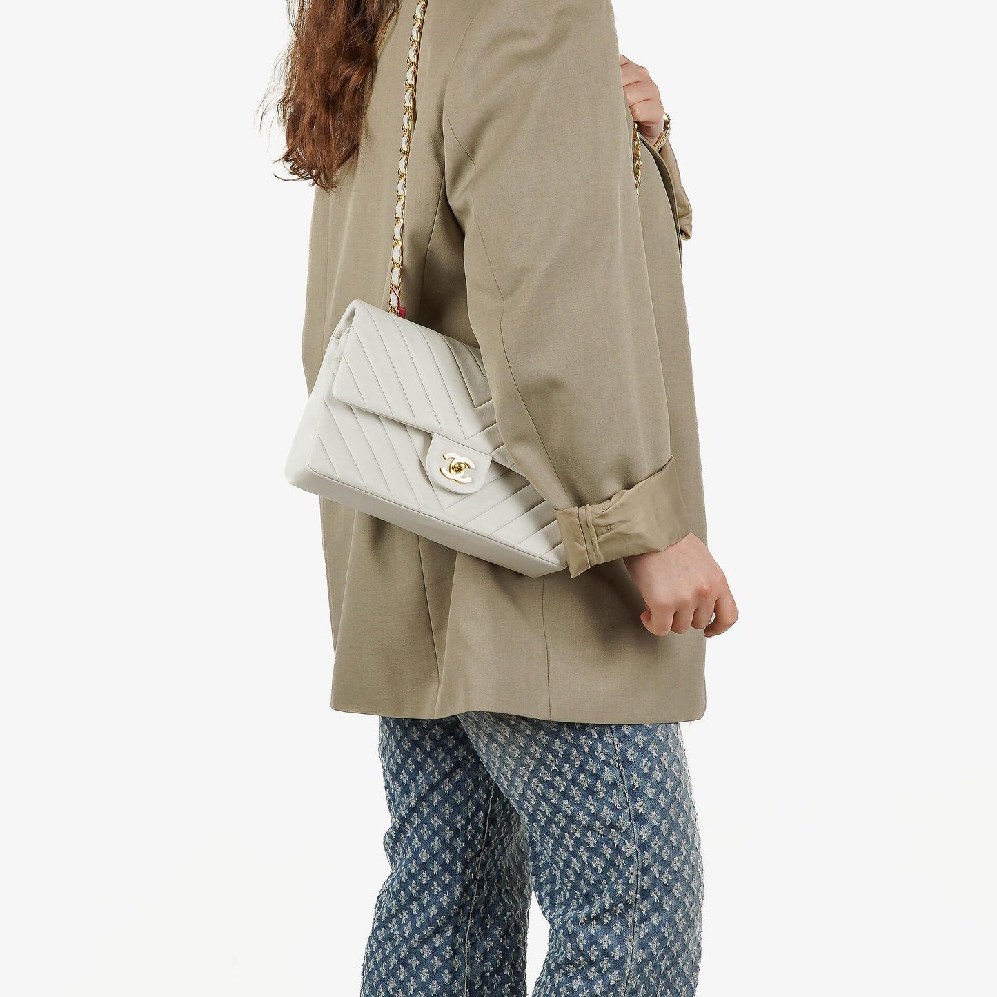 Chanel Mittelgroße Klassische Doppelklappe Tasche Weiß Chevron Gesteppt Lammleder 24K Vergoldete Hardware
