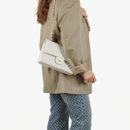 Chanel Mittelgroße Klassische Doppelklappe Tasche Weiß Chevron Gesteppt Lammleder 24K Vergoldete Hardware