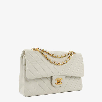 Chanel Mittelgroße Klassische Doppelklappe Tasche Weiß Chevron Gesteppt Lammleder 24K Vergoldete Hardware