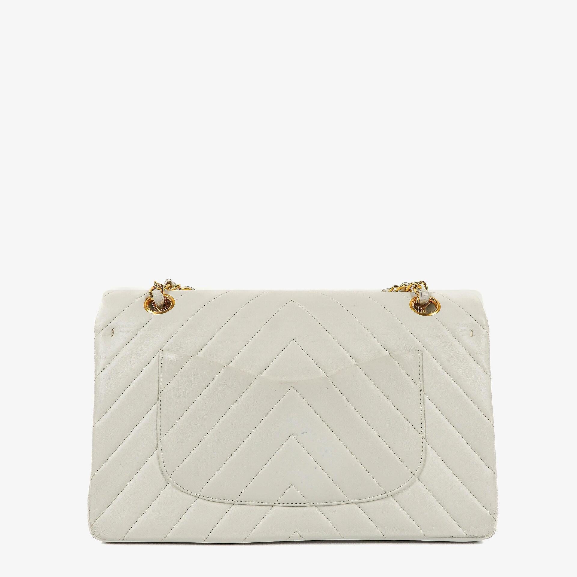 Chanel Mittelgroße Klassische Doppelklappe Tasche Weiß Chevron Gesteppt Lammleder 24K Vergoldete Hardware