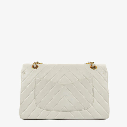 Chanel Mittelgroße Klassische Doppelklappe Tasche Weiß Chevron Gesteppt Lammleder 24K Vergoldete Hardware