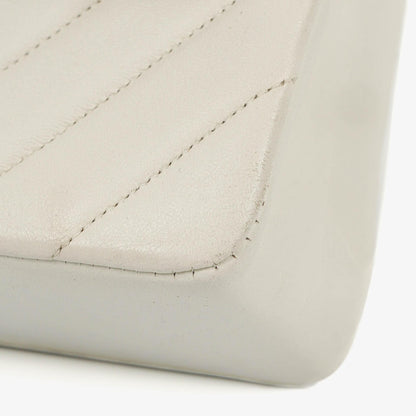 Chanel Mittelgroße Klassische Doppelklappe Tasche Weiß Chevron Gesteppt Lammleder 24K Vergoldete Hardware