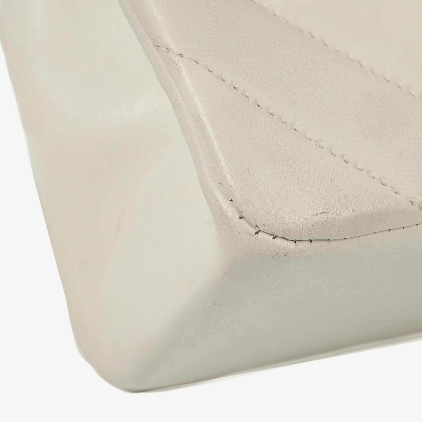 Chanel Mittelgroße Klassische Doppelklappe Tasche Weiß Chevron Gesteppt Lammleder 24K Vergoldete Hardware