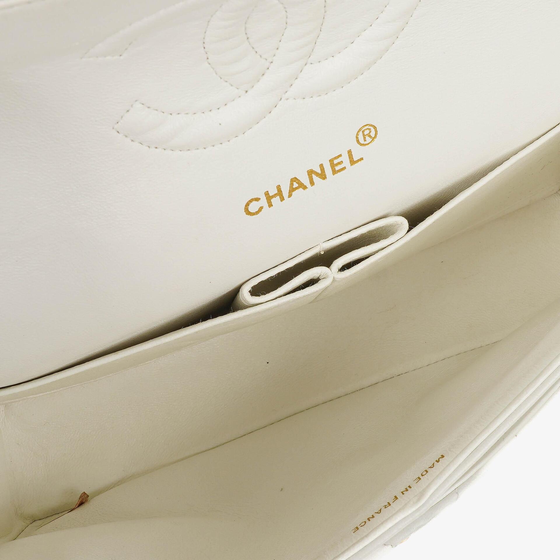 Chanel Mittelgroße Klassische Doppelklappe Tasche Weiß Chevron Gesteppt Lammleder 24K Vergoldete Hardware
