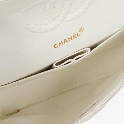 Chanel Mittelgroße Klassische Doppelklappe Tasche Weiß Chevron Gesteppt Lammleder 24K Vergoldete Hardware