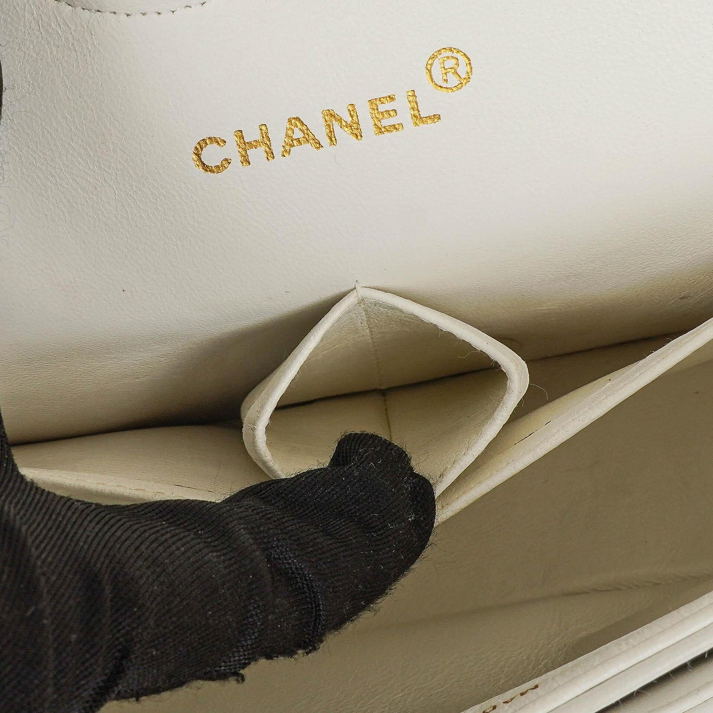 Chanel Mittelgroße Klassische Doppelklappe Tasche Weiß Chevron Gesteppt Lammleder 24K Vergoldete Hardware