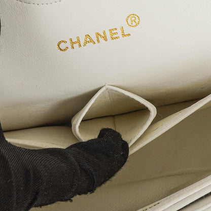 Chanel Mittelgroße Klassische Doppelklappe Tasche Weiß Chevron Gesteppt Lammleder 24K Vergoldete Hardware