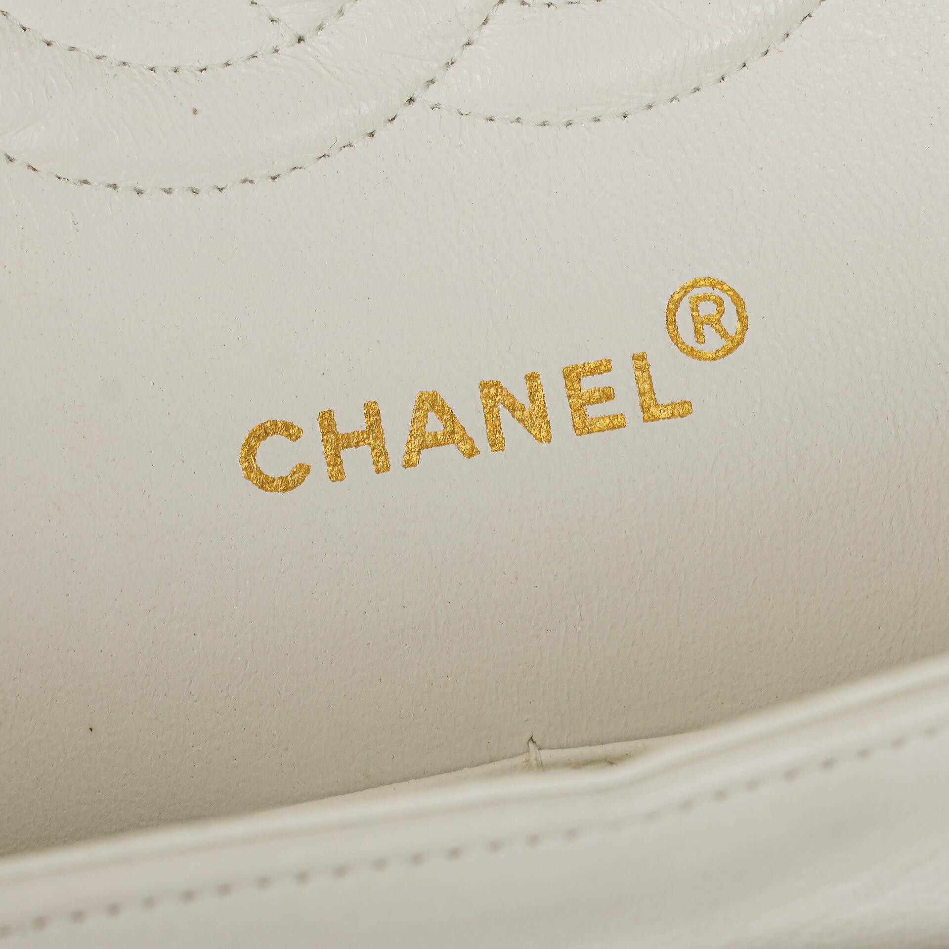 Chanel Mittelgroße Klassische Doppelklappe Tasche Weiß Chevron Gesteppt Lammleder 24K Vergoldete Hardware