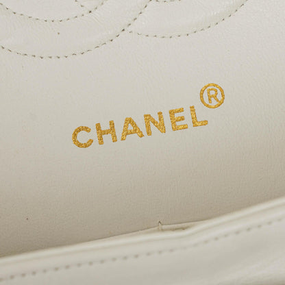 Chanel Mittelgroße Klassische Doppelklappe Tasche Weiß Chevron Gesteppt Lammleder 24K Vergoldete Hardware