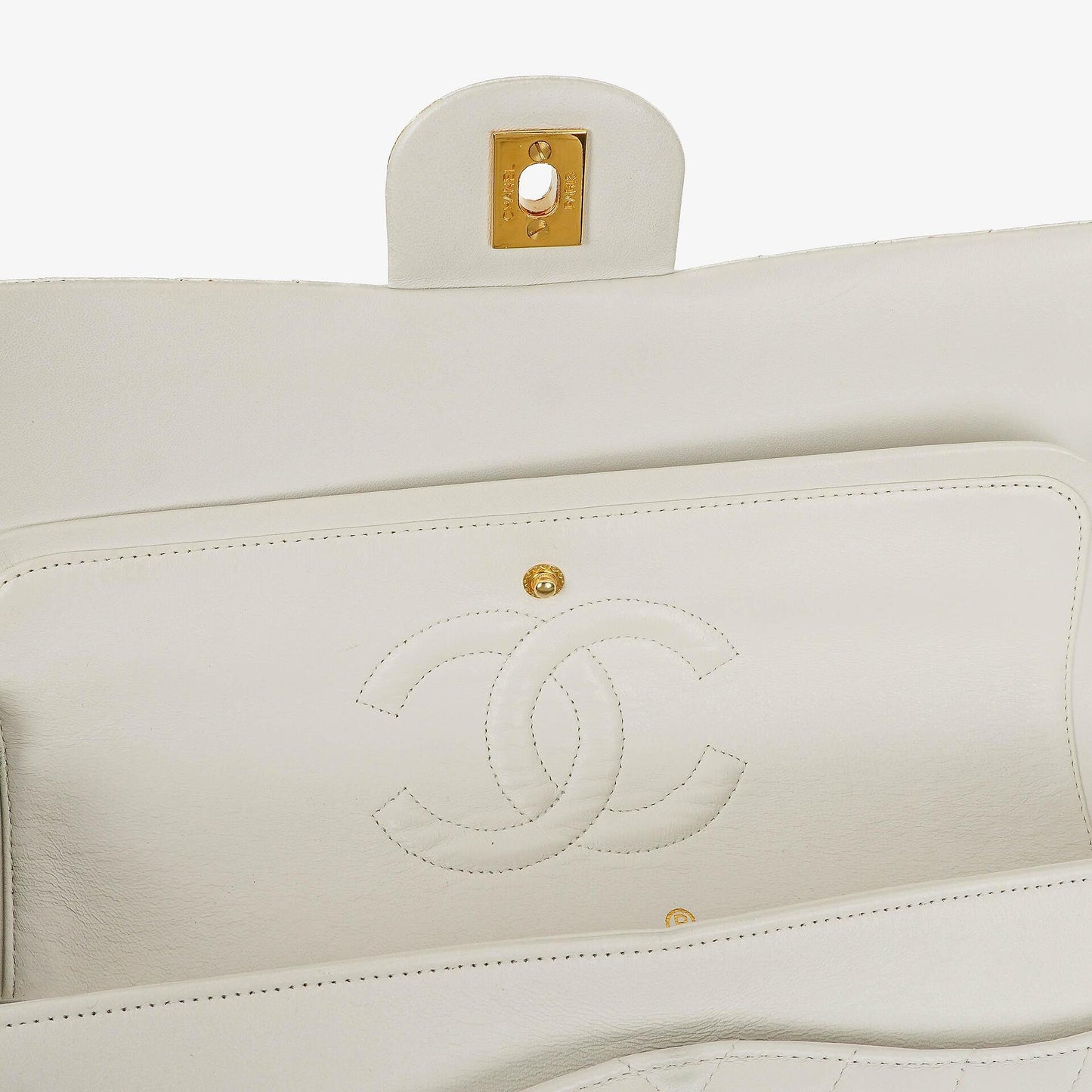 Chanel Mittelgroße Klassische Doppelklappe Tasche Weiß Chevron Gesteppt Lammleder 24K Vergoldete Hardware