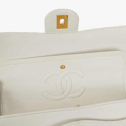 Chanel Mittelgroße Klassische Doppelklappe Tasche Weiß Chevron Gesteppt Lammleder 24K Vergoldete Hardware