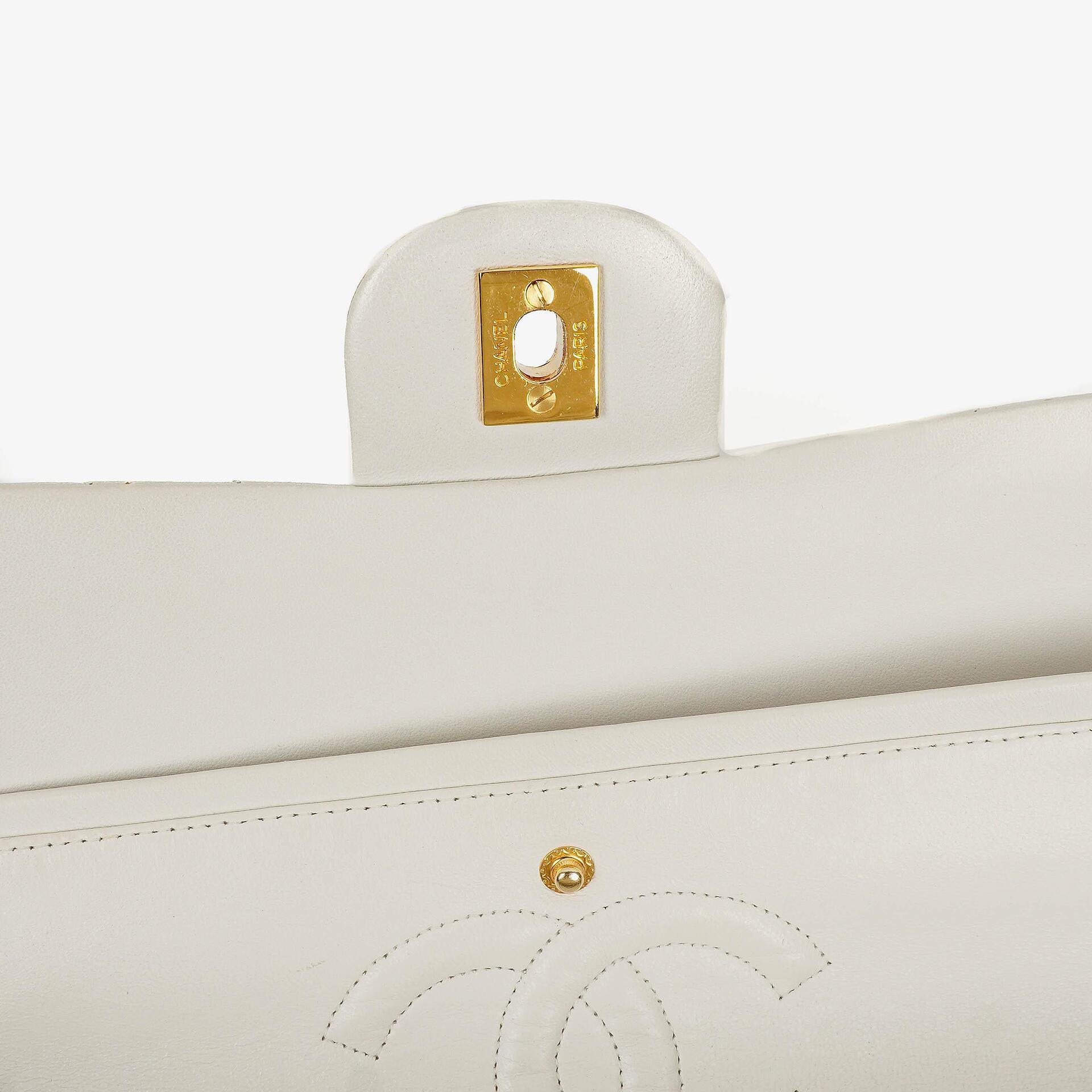 Chanel Mittelgroße Klassische Doppelklappe Tasche Weiß Chevron Gesteppt Lammleder 24K Vergoldete Hardware