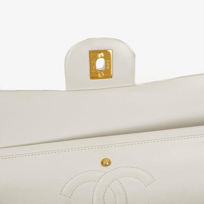 Chanel Mittelgroße Klassische Doppelklappe Tasche Weiß Chevron Gesteppt Lammleder 24K Vergoldete Hardware