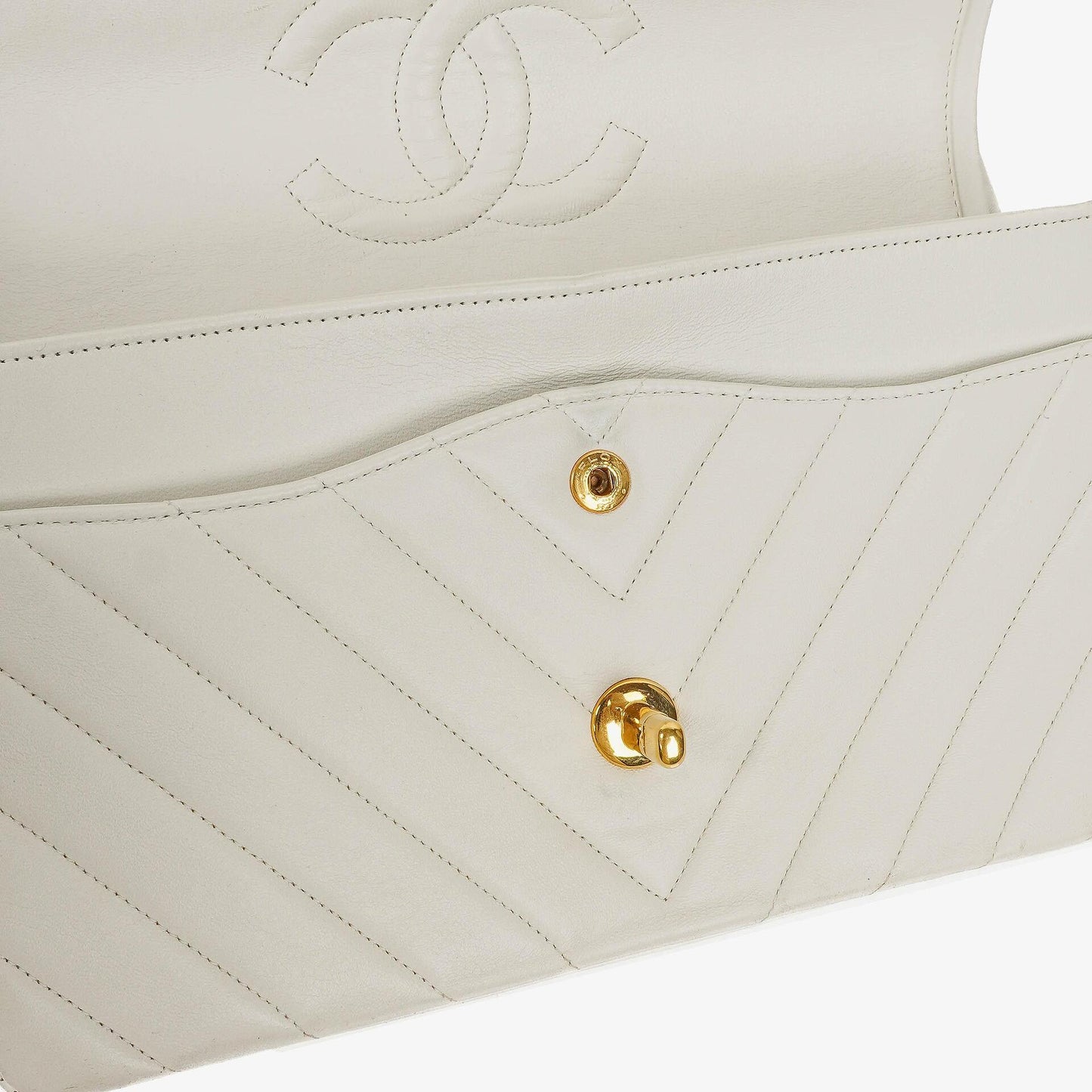 Chanel Mittelgroße Klassische Doppelklappe Tasche Weiß Chevron Gesteppt Lammleder 24K Vergoldete Hardware