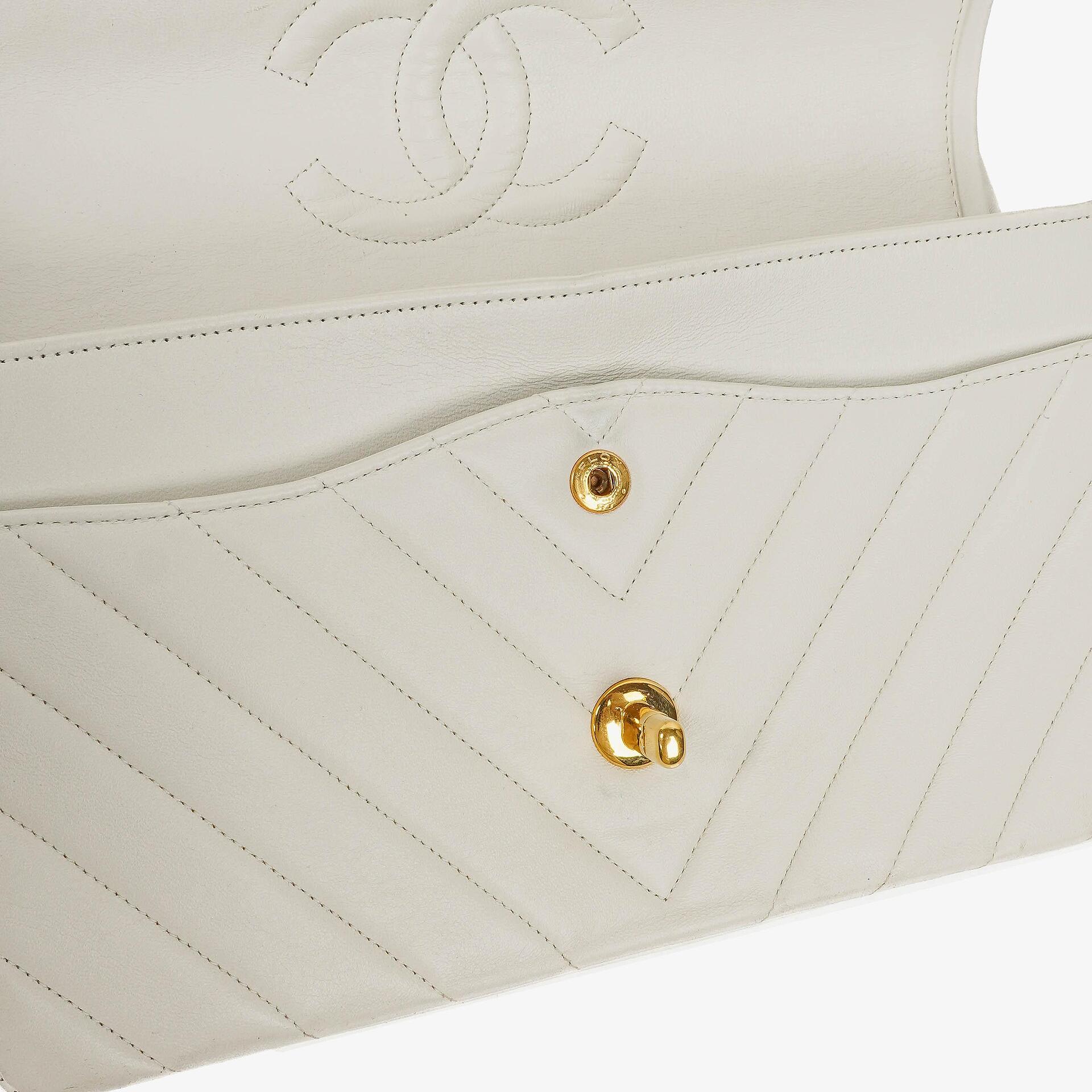 Chanel Mittelgroße Klassische Doppelklappe Tasche Weiß Chevron Gesteppt Lammleder 24K Vergoldete Hardware