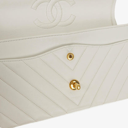 Chanel Mittelgroße Klassische Doppelklappe Tasche Weiß Chevron Gesteppt Lammleder 24K Vergoldete Hardware
