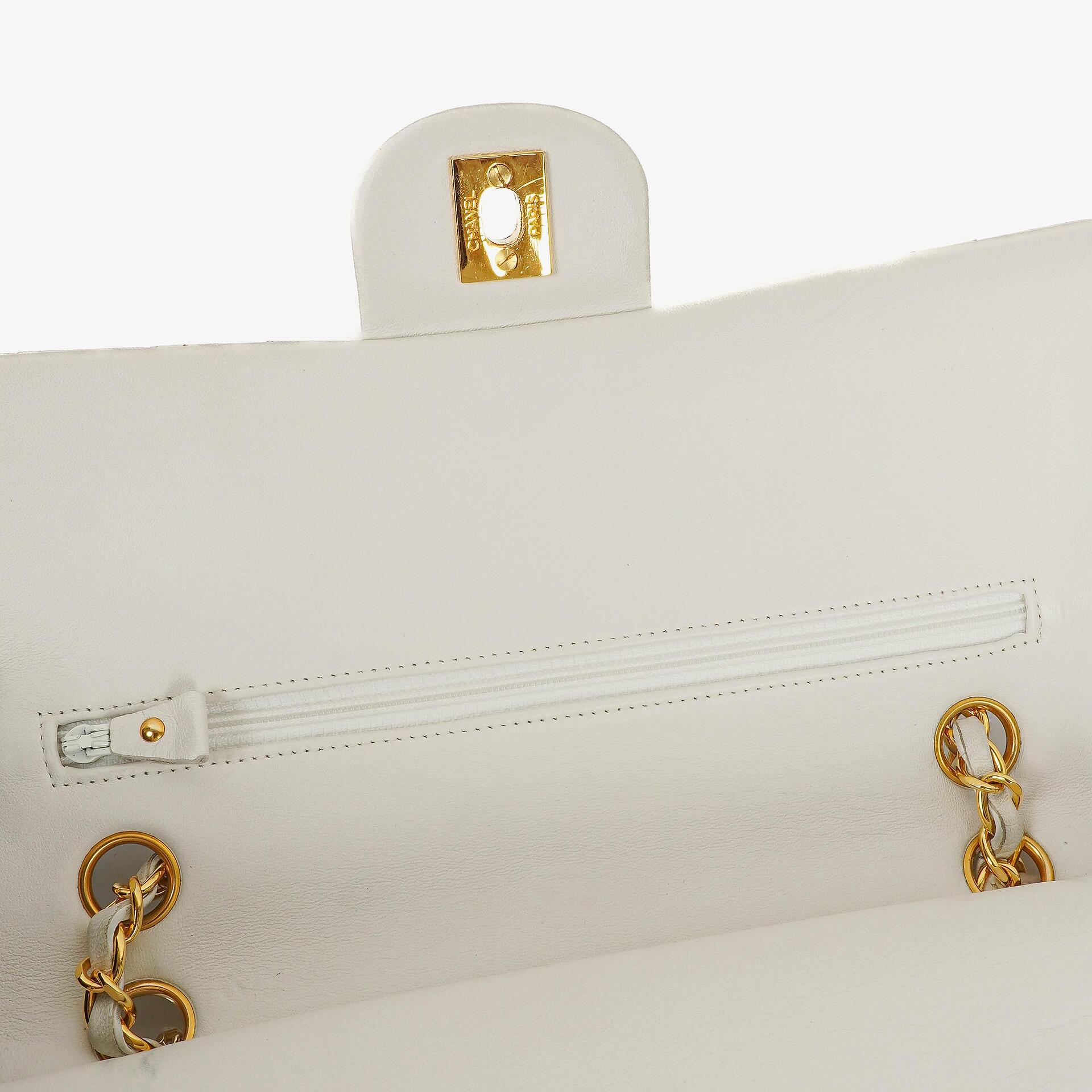 Chanel Mittelgroße Klassische Doppelklappe Tasche Weiß Chevron Gesteppt Lammleder 24K Vergoldete Hardware