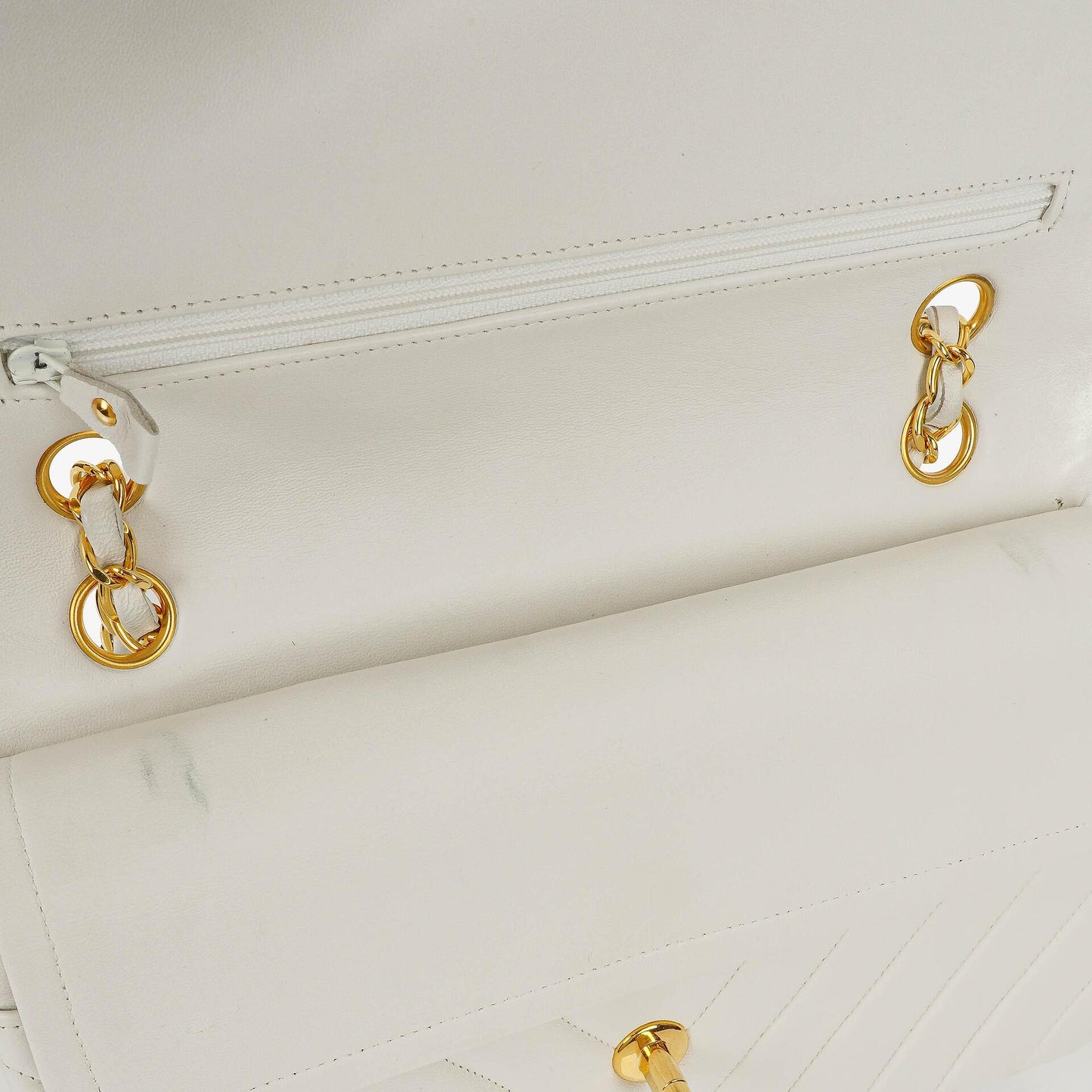 Chanel Mittelgroße Klassische Doppelklappe Tasche Weiß Chevron Gesteppt Lammleder 24K Vergoldete Hardware