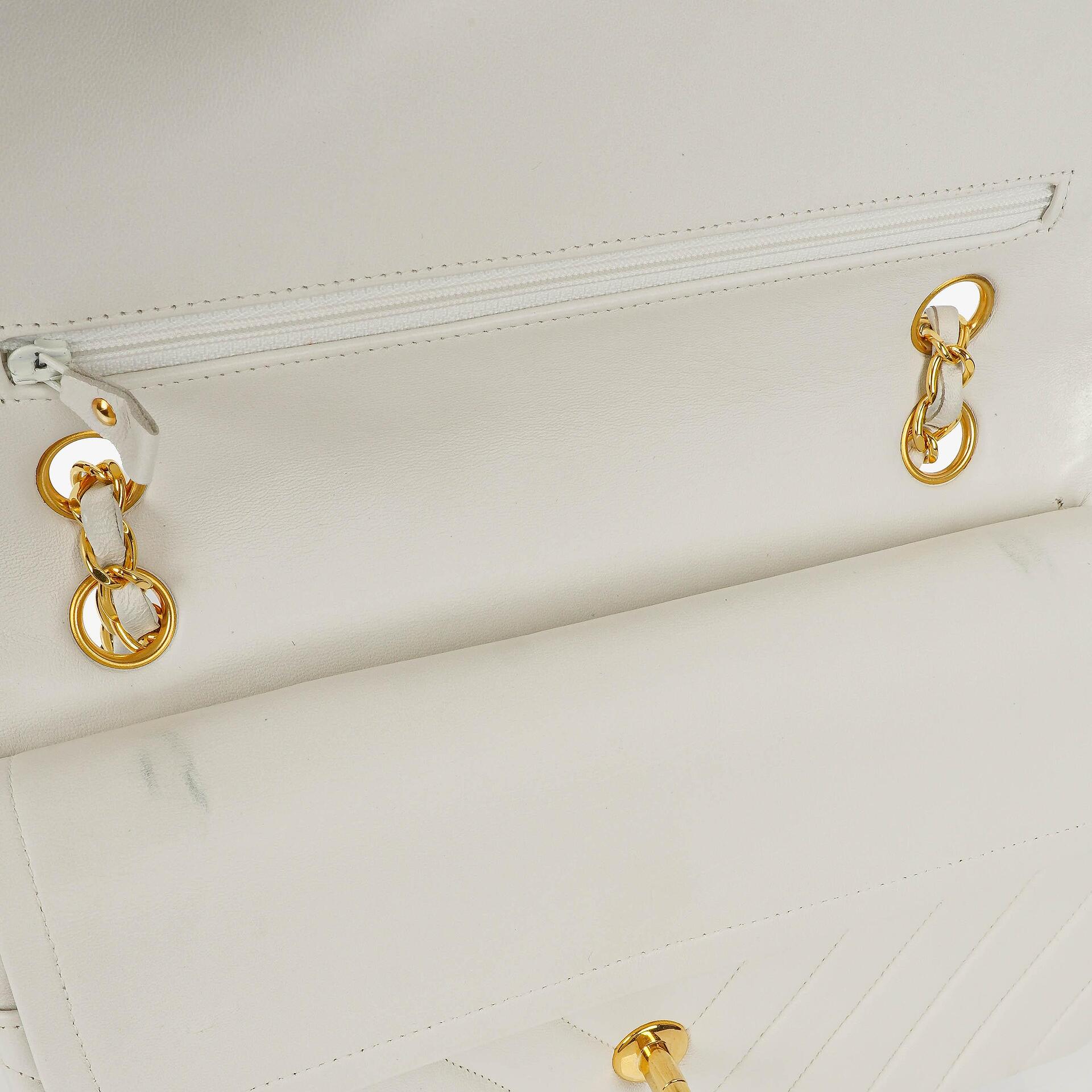 Chanel Mittelgroße Klassische Doppelklappe Tasche Weiß Chevron Gesteppt Lammleder 24K Vergoldete Hardware