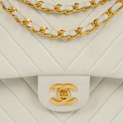 Chanel Mittelgroße Klassische Doppelklappe Tasche Weiß Chevron Gesteppt Lammleder 24K Vergoldete Hardware