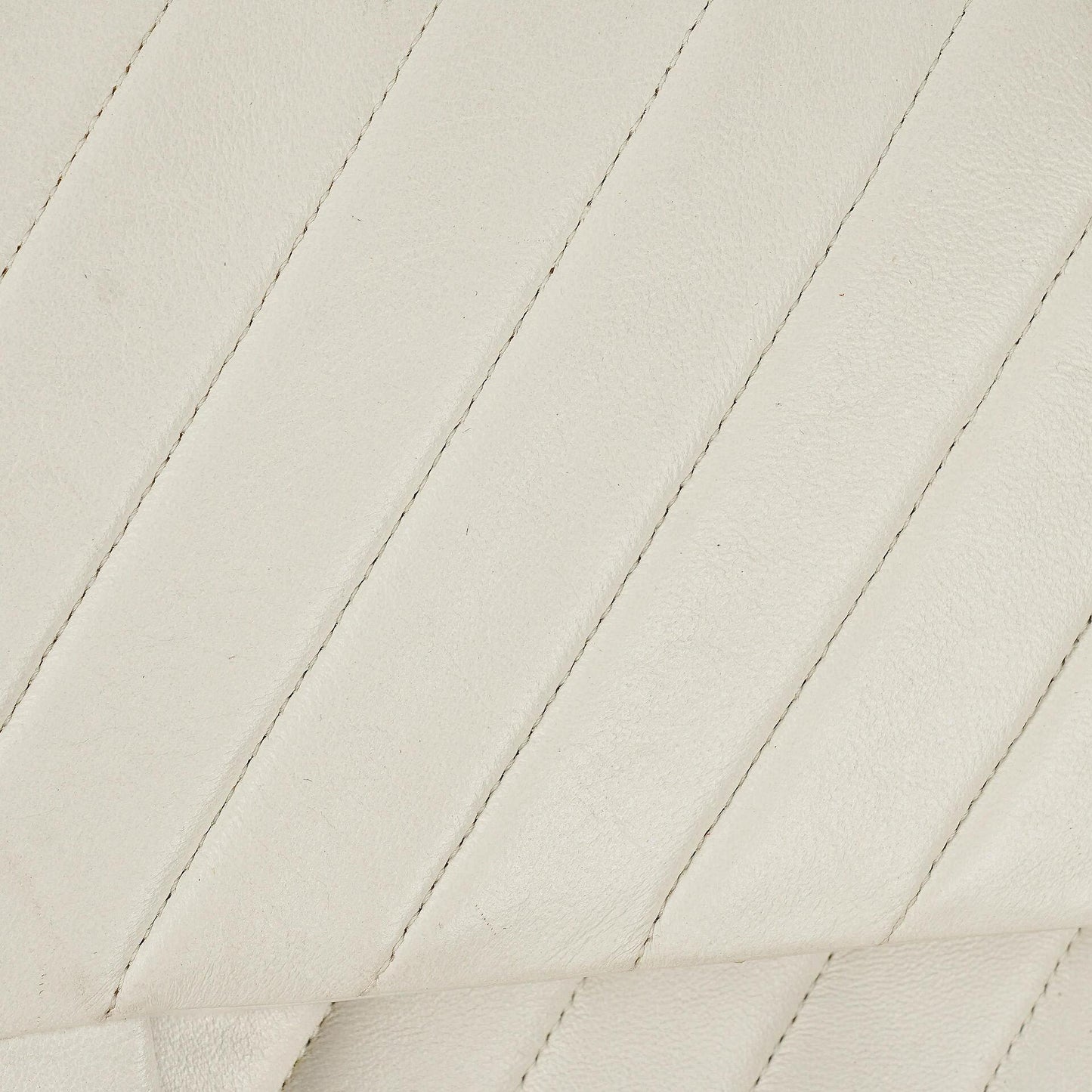 Chanel Mittelgroße Klassische Doppelklappe Tasche Weiß Chevron Gesteppt Lammleder 24K Vergoldete Hardware