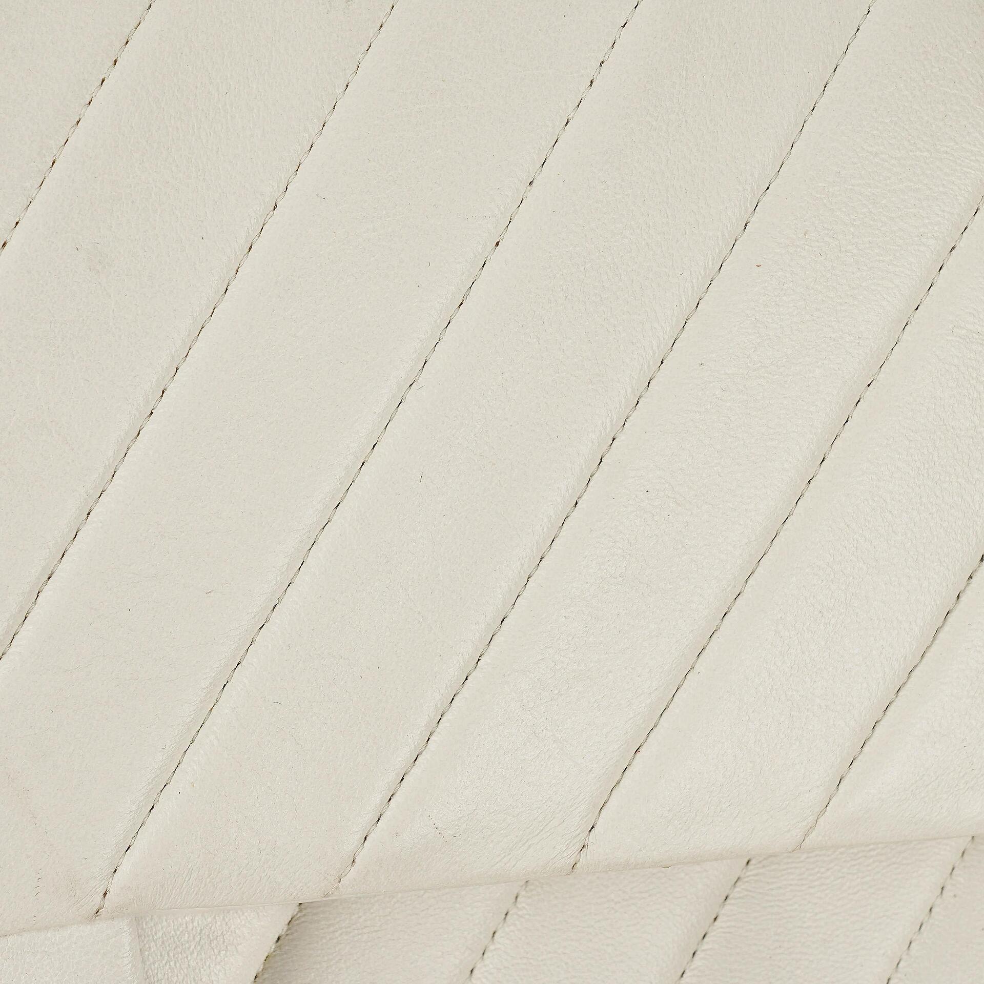 Chanel Mittelgroße Klassische Doppelklappe Tasche Weiß Chevron Gesteppt Lammleder 24K Vergoldete Hardware