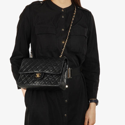 Chanel Medium Classic Double Flap Tasche aus Lammleder mit 24K vergoldeter Hardware