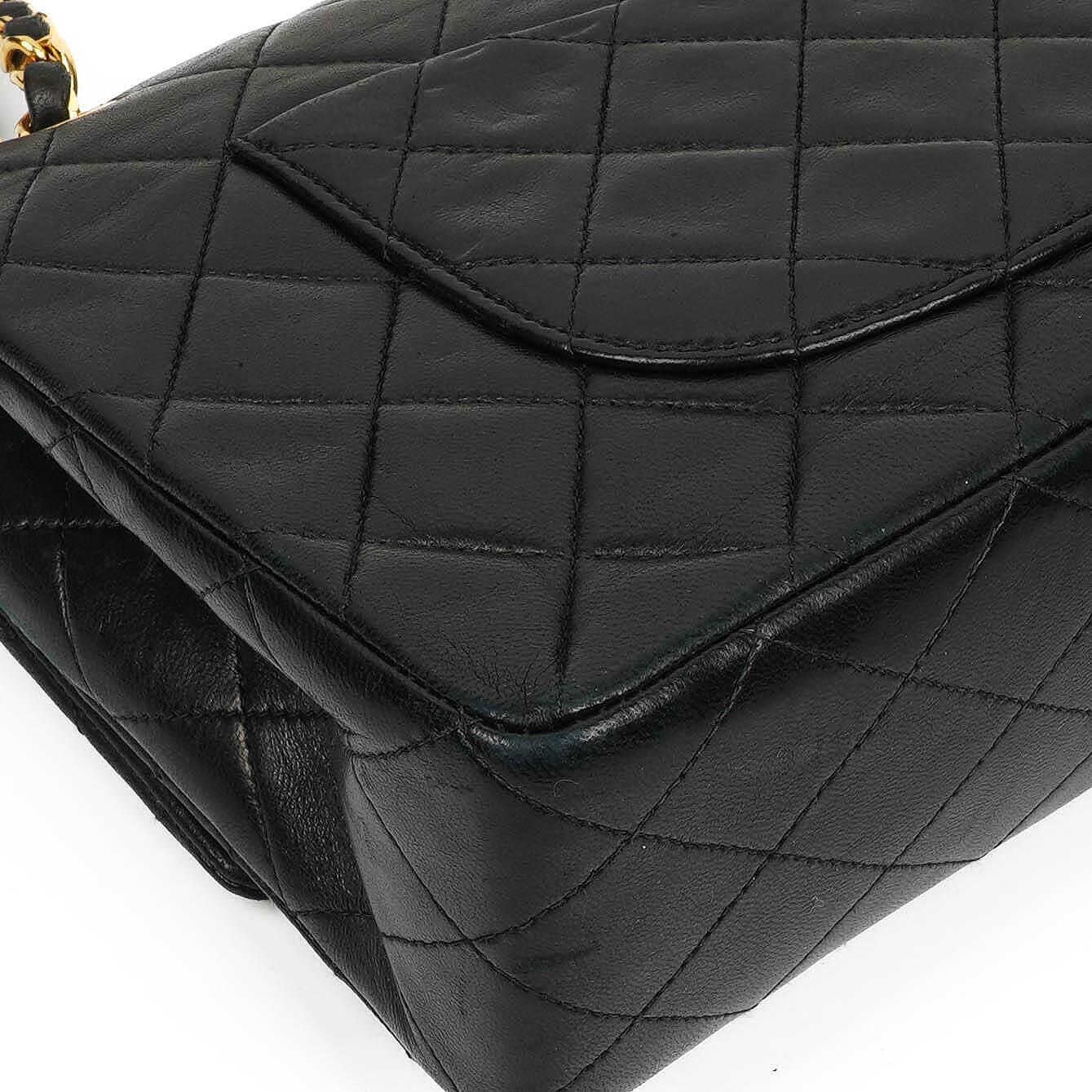 Chanel Medium Classic Double Flap Tasche aus Lammleder mit 24K vergoldeter Hardware
