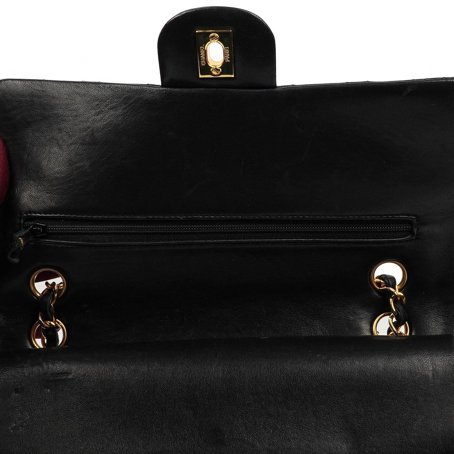 Chanel Medium Classic Double Flap Tasche aus Lammleder mit 24K vergoldeter Hardware