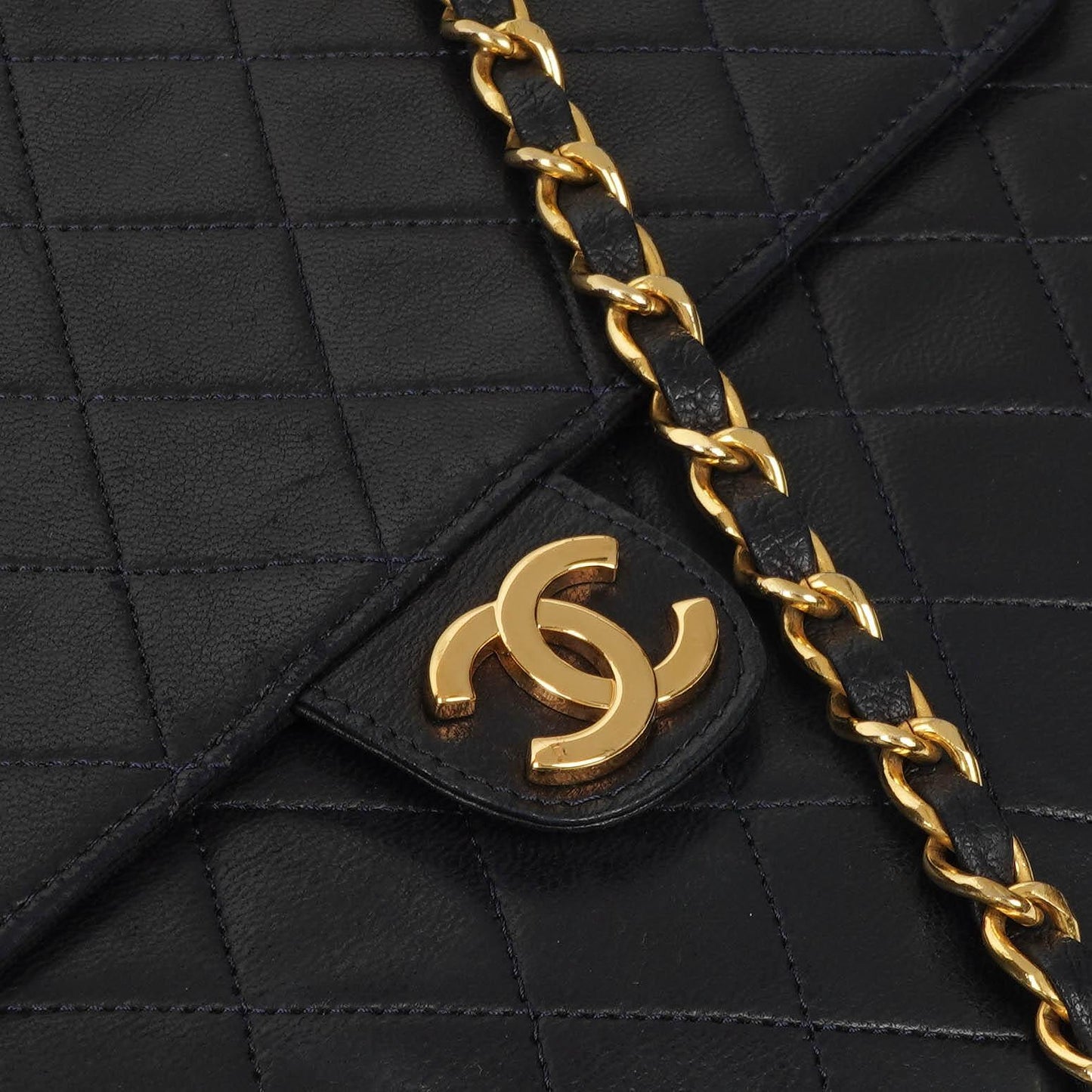 Chanel Medium Classic Single Flap Bag aus marineblauem gestepptem Lammleder mit 24K goldplattierten Beschlägen