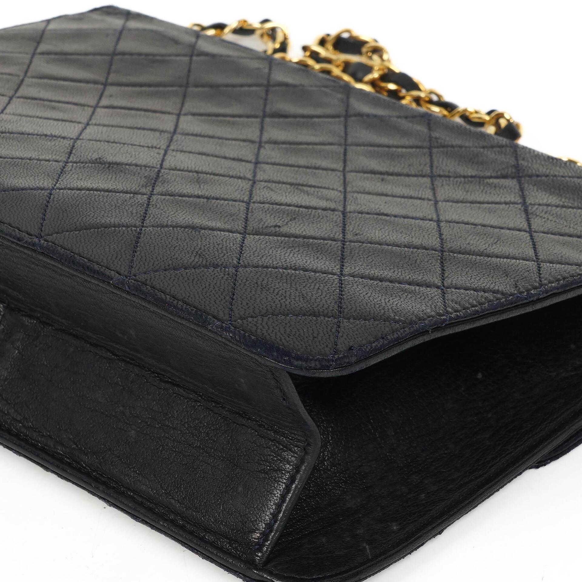 Chanel Medium Classic Single Flap Bag aus marineblauem gestepptem Lammleder mit 24K goldplattierten Beschlägen