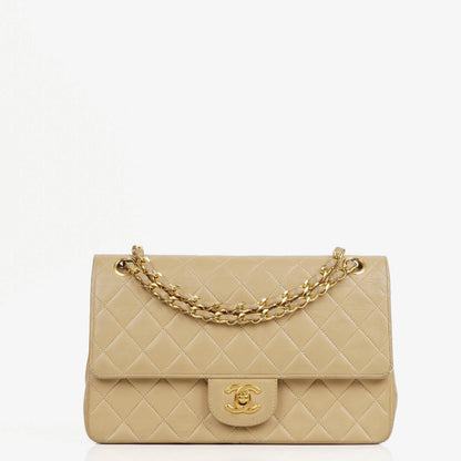 Chanel Mittlere klassische gesteppte Lammleder Doppelklappen-Tasche mit 24K goldplattierter Hardware