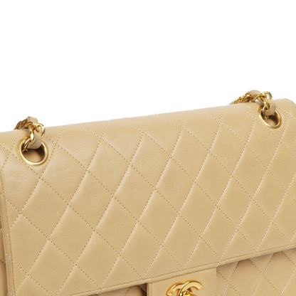Chanel Mittlere klassische gesteppte Lammleder Doppelklappen-Tasche mit 24K goldplattierter Hardware