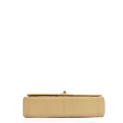 Chanel Mittlere klassische gesteppte Lammleder Doppelklappen-Tasche mit 24K goldplattierter Hardware