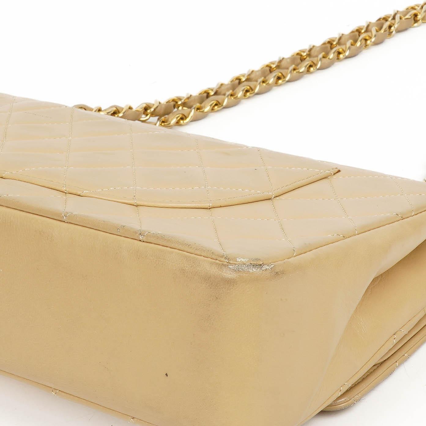 Chanel Mittlere klassische gesteppte Lammleder Doppelklappen-Tasche mit 24K goldplattierter Hardware