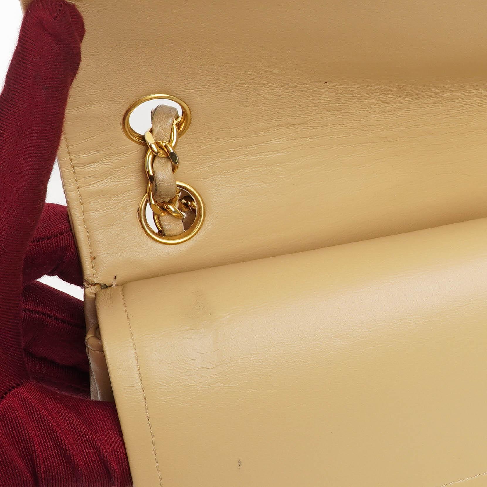 Chanel Mittlere klassische gesteppte Lammleder Doppelklappen-Tasche mit 24K goldplattierter Hardware