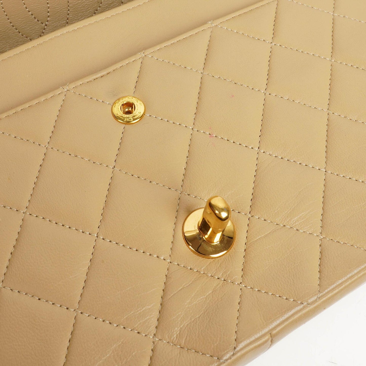 Chanel Mittlere klassische gesteppte Lammleder Doppelklappen-Tasche mit 24K goldplattierter Hardware