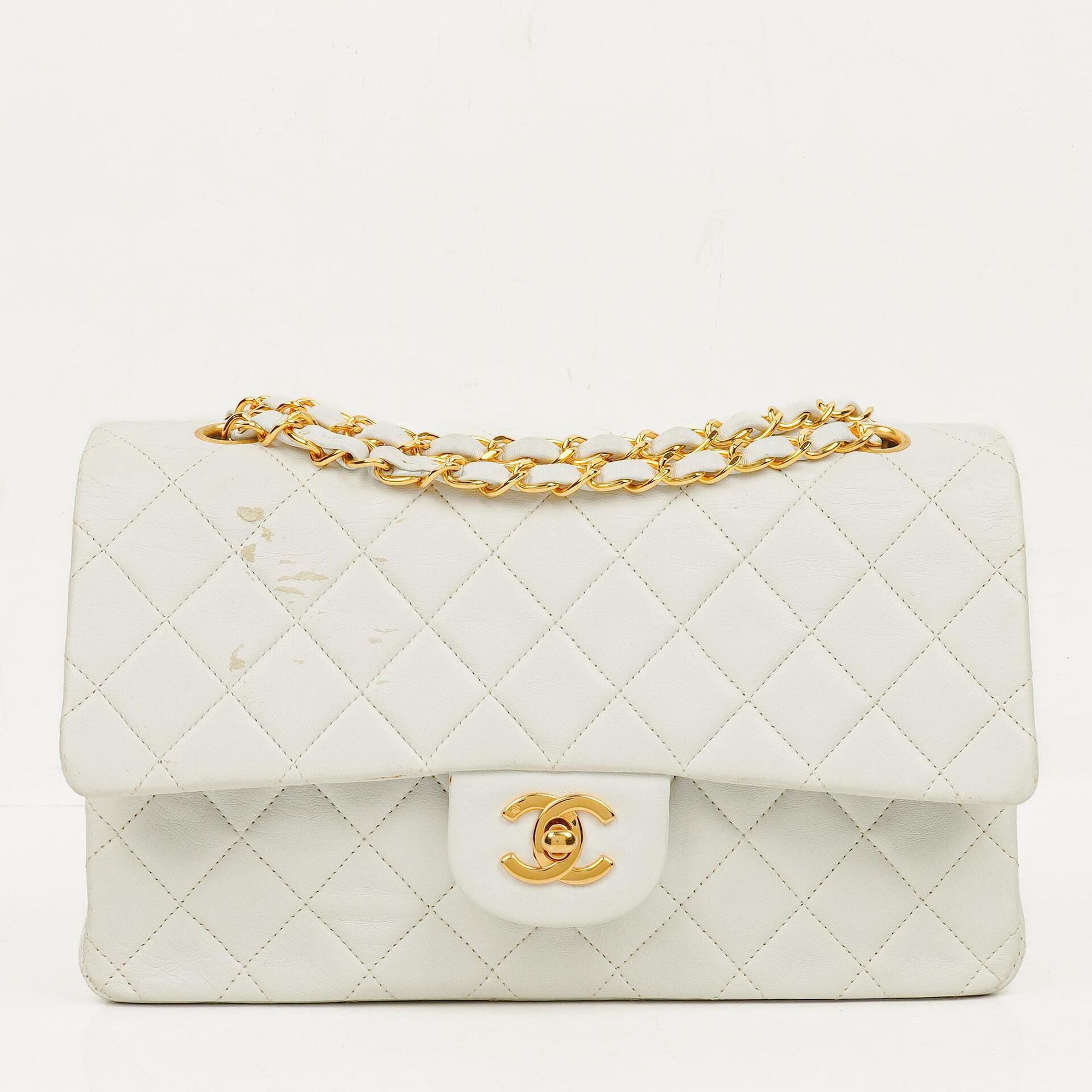 Chanel Classic Medium Double Flap Bag aus gestepptem Lammleder mit 24K goldplattierten Beschlägen