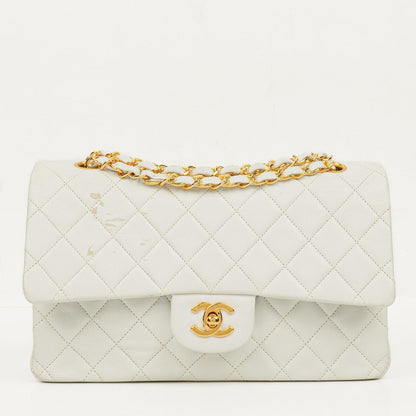 Chanel Classic Medium Double Flap Bag aus gestepptem Lammleder mit 24K goldplattierten Beschlägen