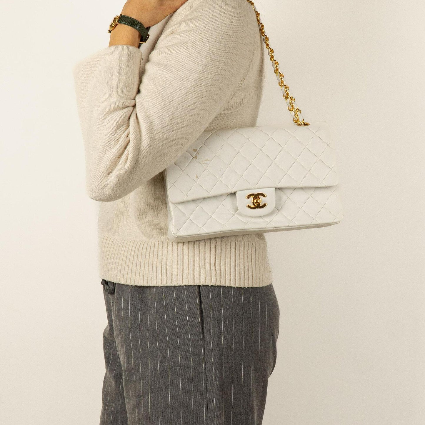 Chanel Classic Medium Double Flap Bag aus gestepptem Lammleder mit 24K goldplattierten Beschlägen