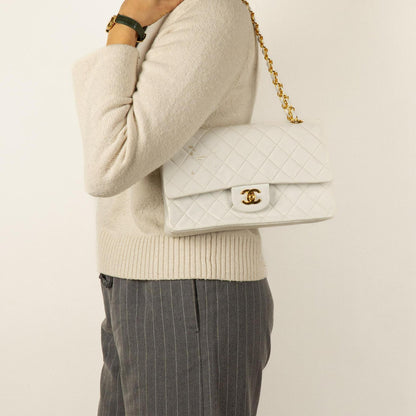 Chanel Classic Medium Double Flap Bag aus gestepptem Lammleder mit 24K goldplattierten Beschlägen