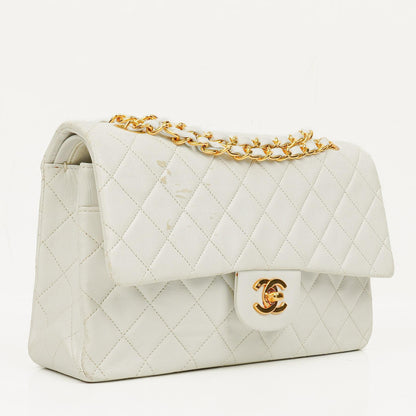 Chanel Classic Medium Double Flap Bag aus gestepptem Lammleder mit 24K goldplattierten Beschlägen