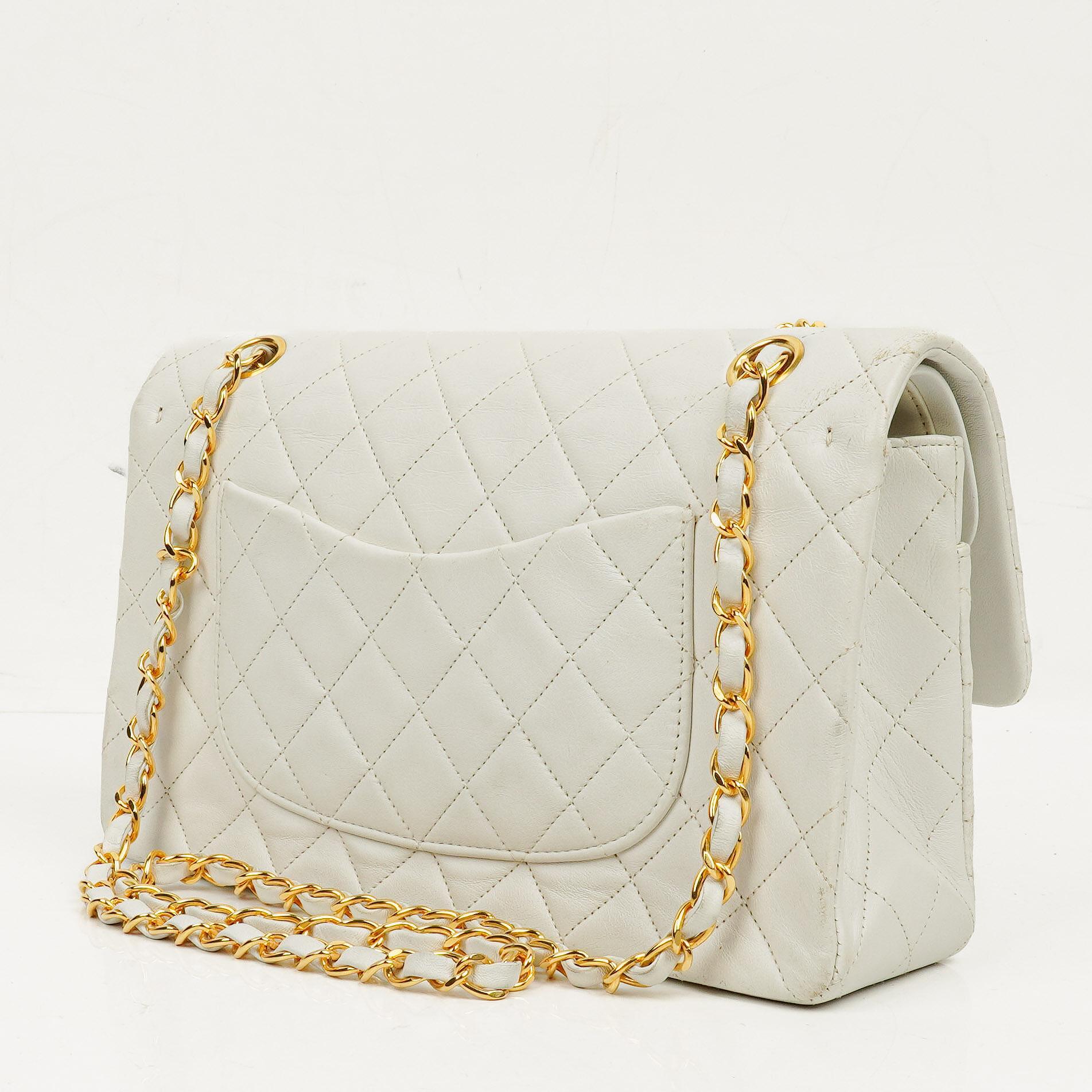 Chanel Classic Medium Double Flap Bag aus gestepptem Lammleder mit 24K goldplattierten Beschlägen