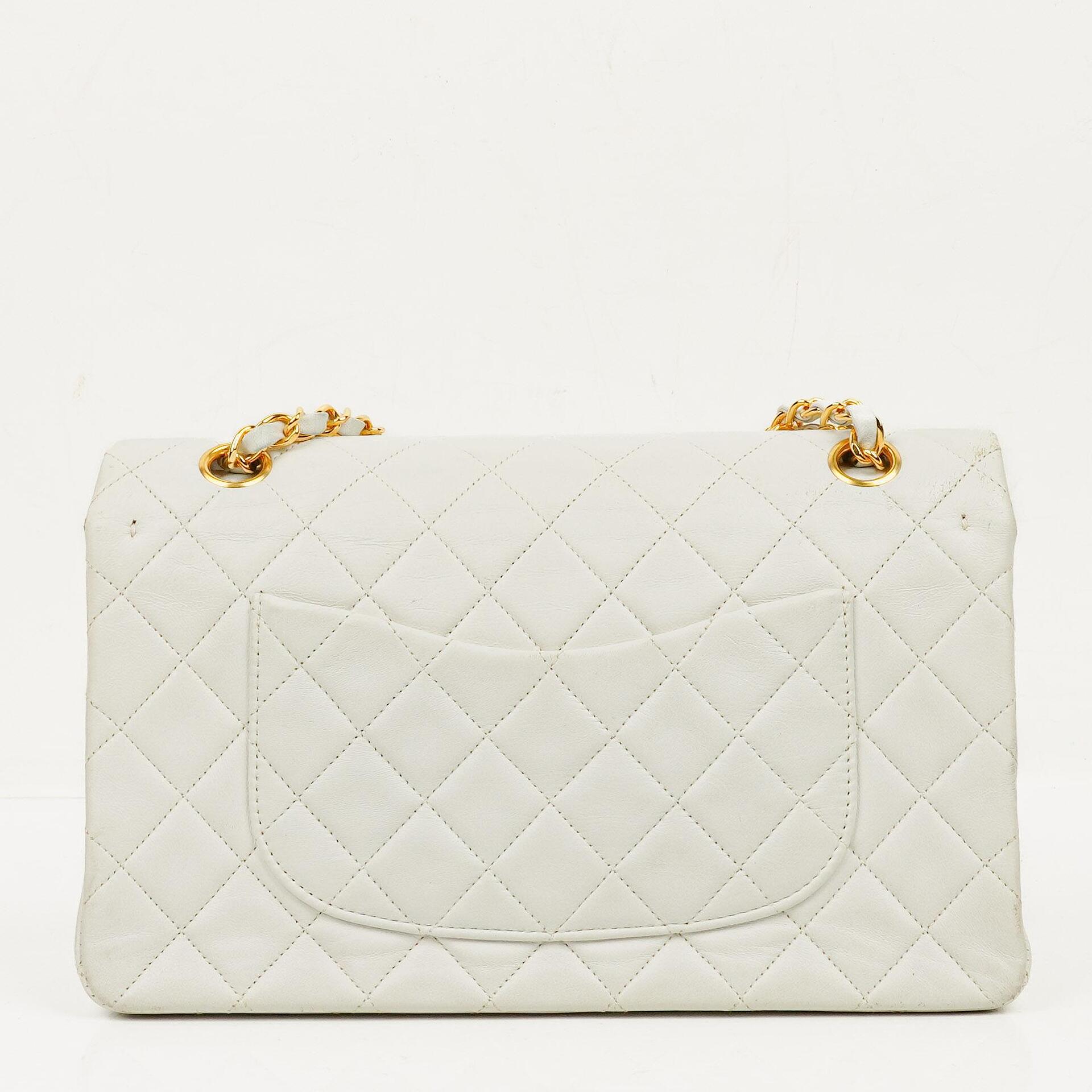 Chanel Classic Medium Double Flap Bag aus gestepptem Lammleder mit 24K goldplattierten Beschlägen