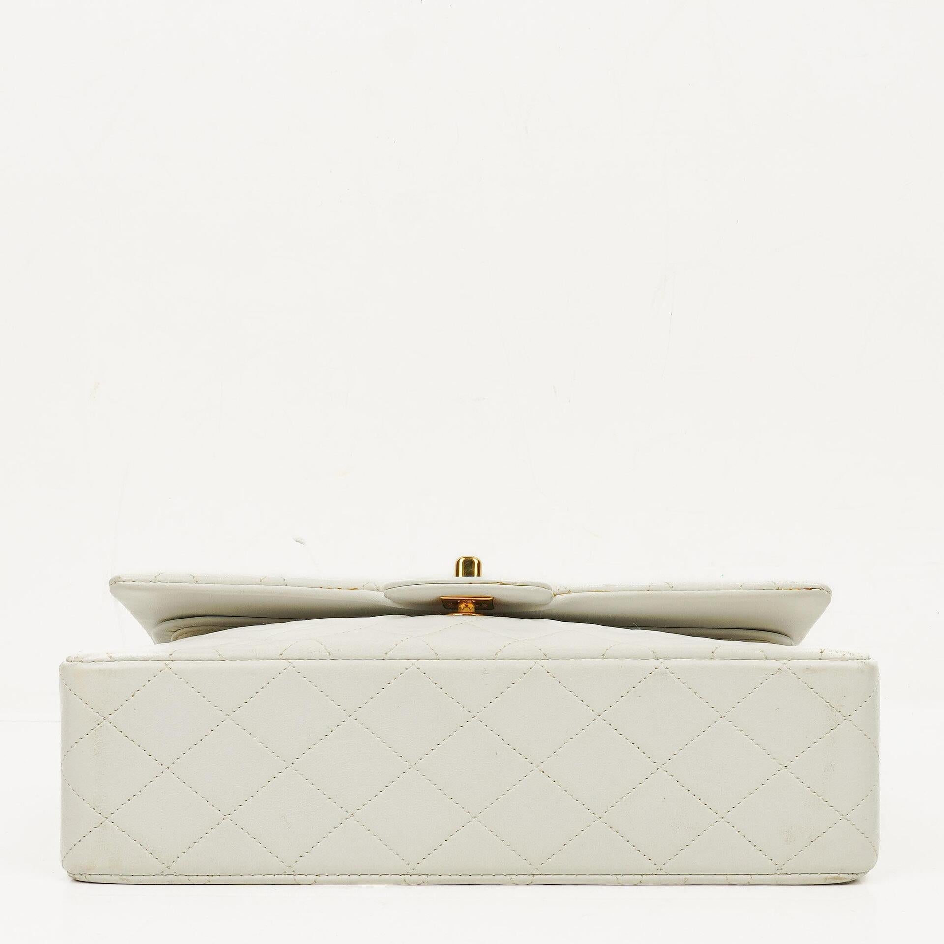 Chanel Classic Medium Double Flap Bag aus gestepptem Lammleder mit 24K goldplattierten Beschlägen