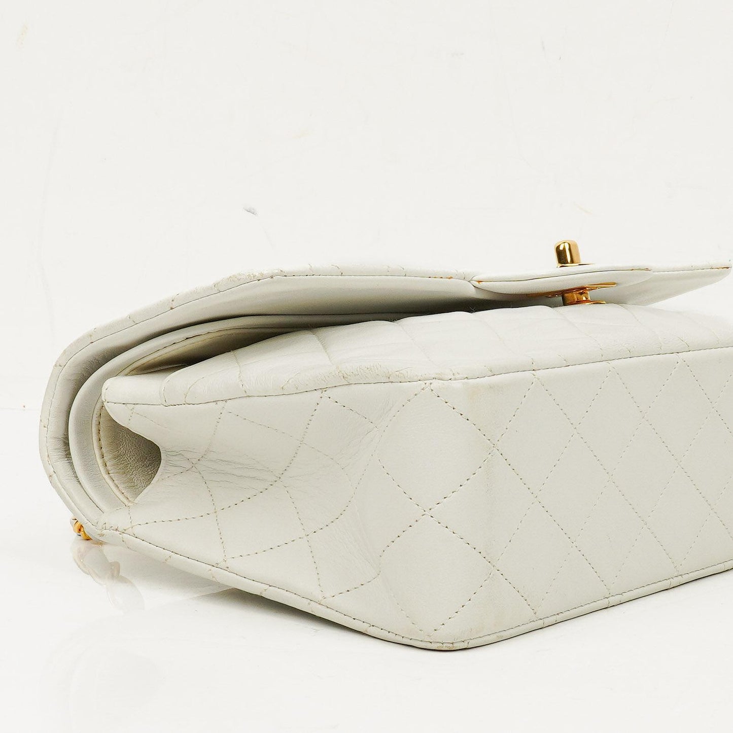 Chanel Classic Medium Double Flap Bag aus gestepptem Lammleder mit 24K goldplattierten Beschlägen