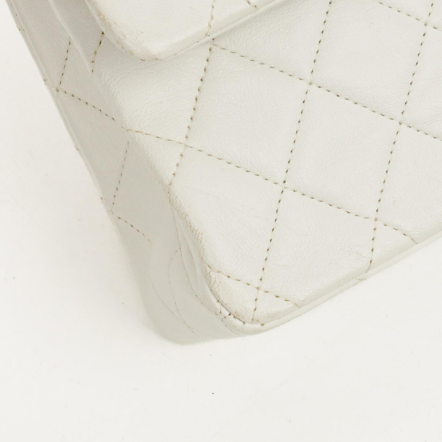 Chanel Classic Medium Double Flap Bag aus gestepptem Lammleder mit 24K goldplattierten Beschlägen